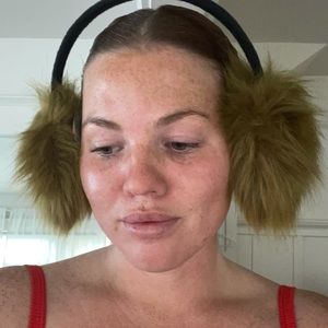 Ear muffs in olive green